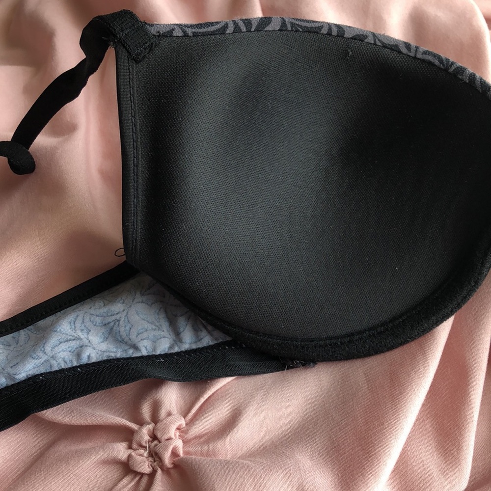 Black Bra - Picture 2 of 4